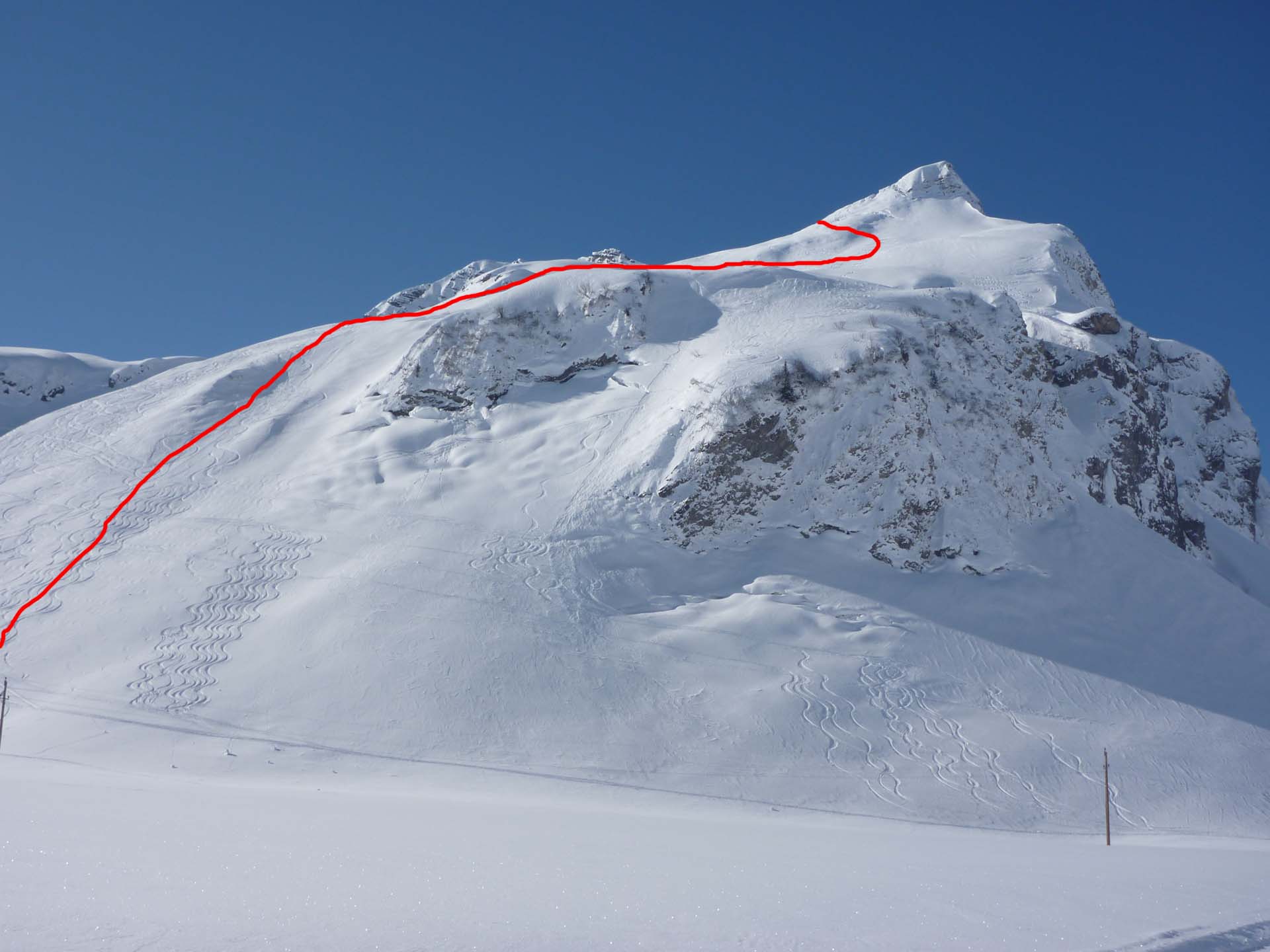 Tiefschneespuren unterhalb der Juppenspitze.