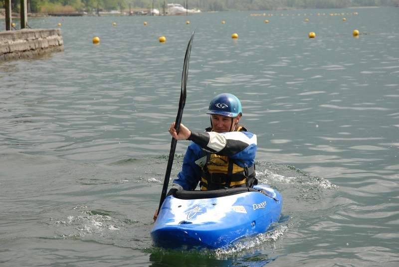 Kajak Steuerschlag - Paddelblatt aus dem Wasser nehmen